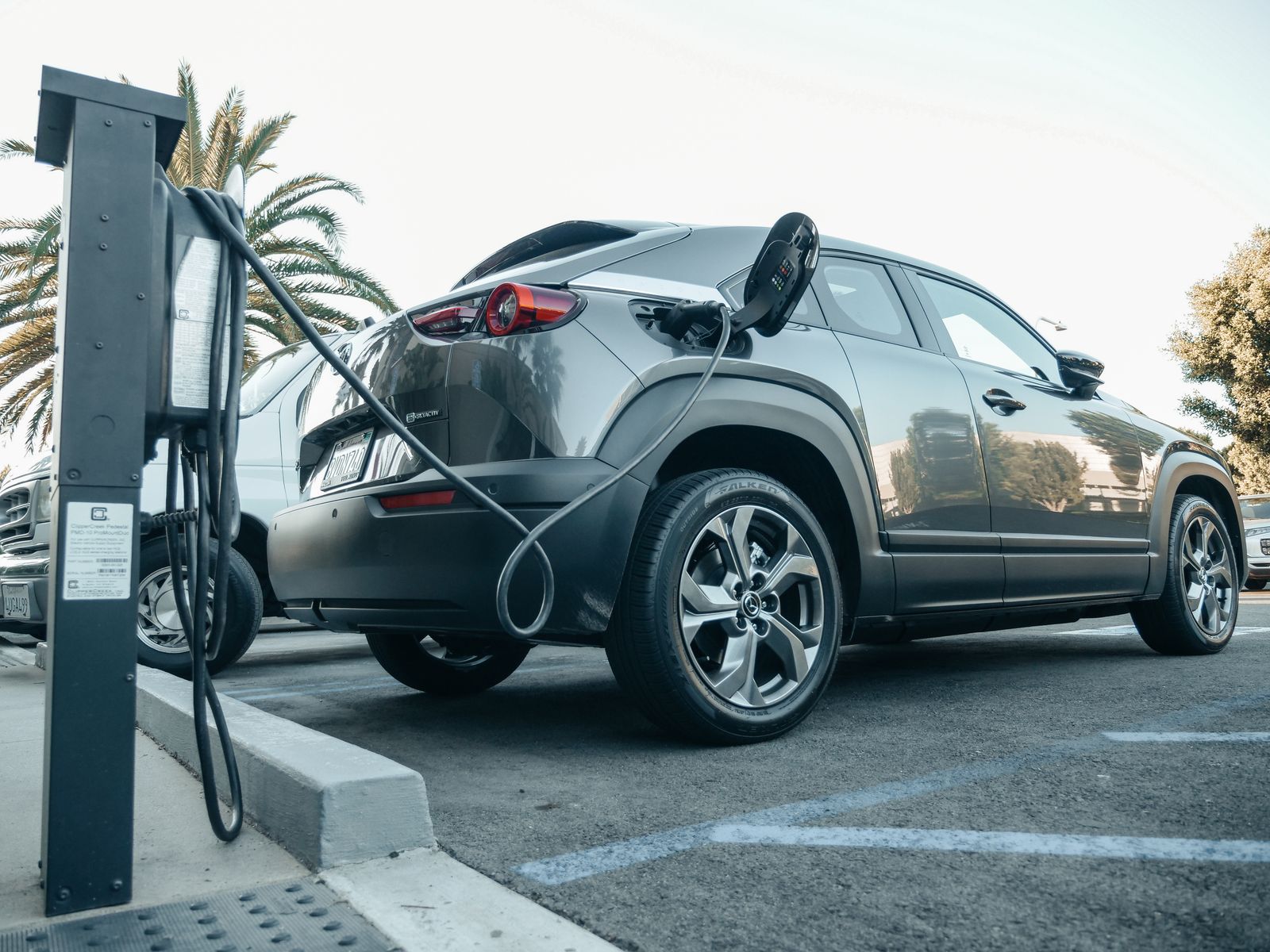SUV compact de location garé sur une place, prêt pour le retrait